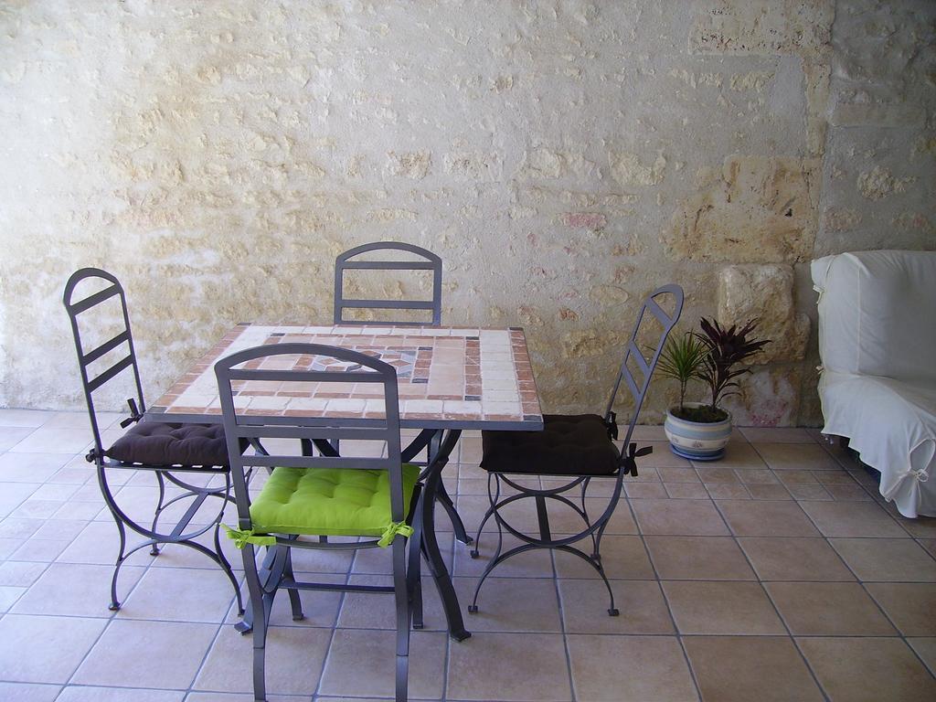 Gite Cosy, Sur Jardin, Terrasse Privee, Parking Au Calme En Rdc Gemozac ภายนอก รูปภาพ